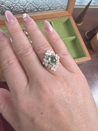 18K Gold Tourmaline Cabochon and Mother of Pearl Flower Ring