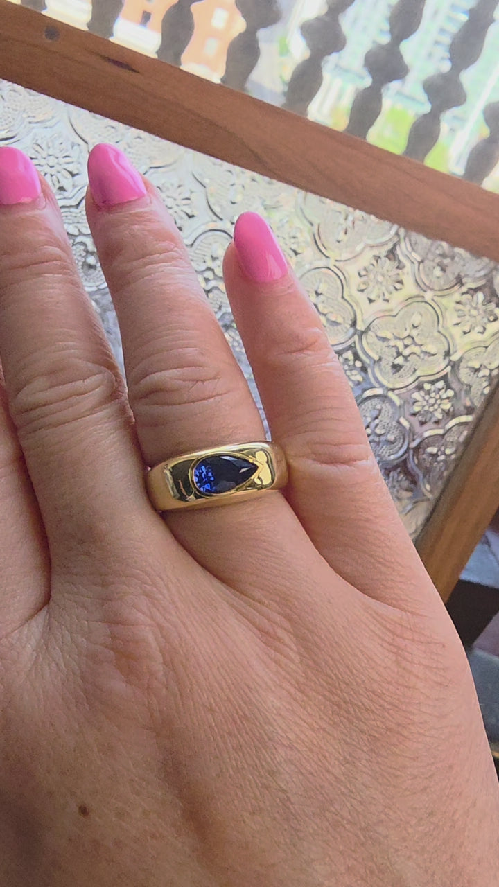 1.50 Carat Blue Sapphire Pear Shape Signet Ring 18K Yellow Gold